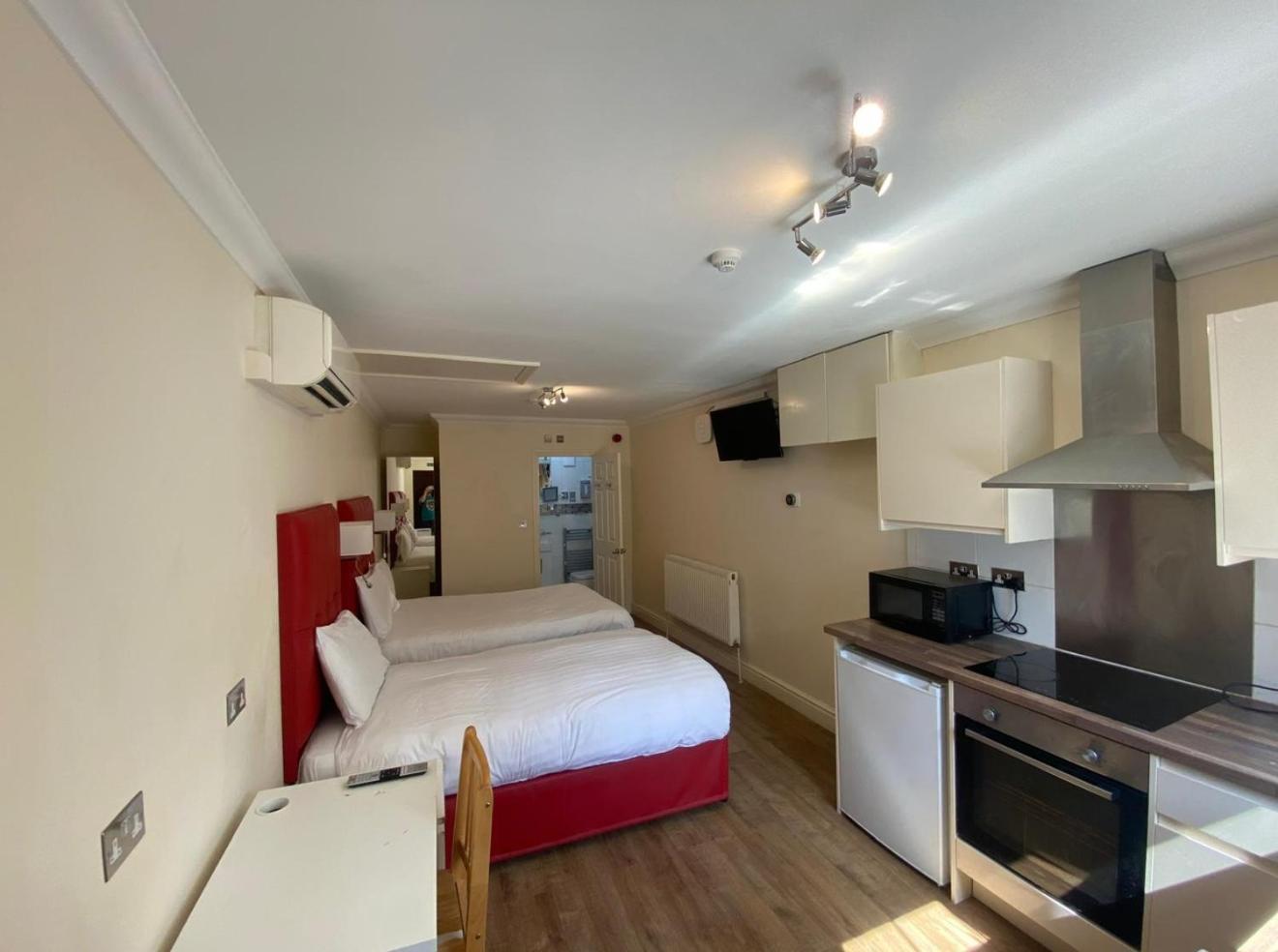 Crompton Guest House Hounslow Dış mekan fotoğraf