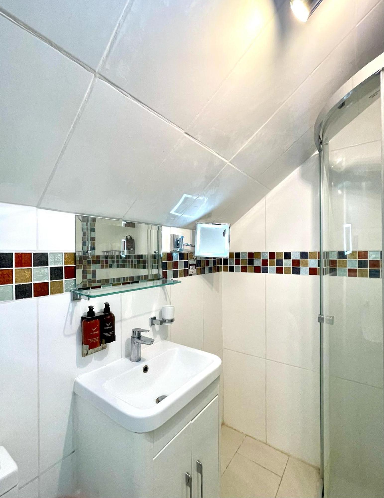 Crompton Guest House Hounslow Dış mekan fotoğraf