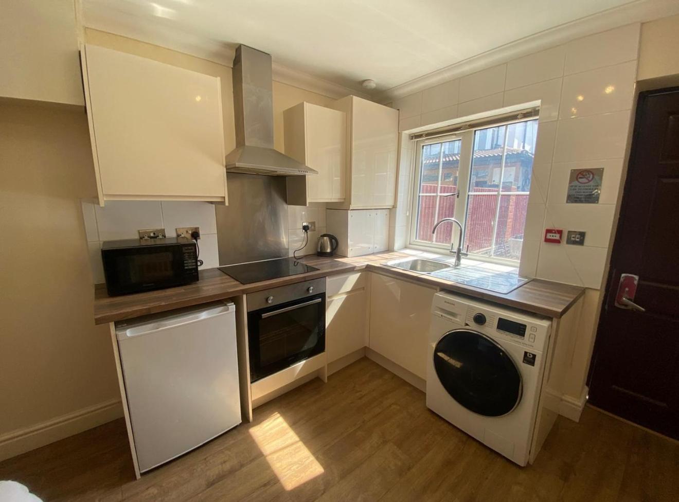 Crompton Guest House Hounslow Dış mekan fotoğraf
