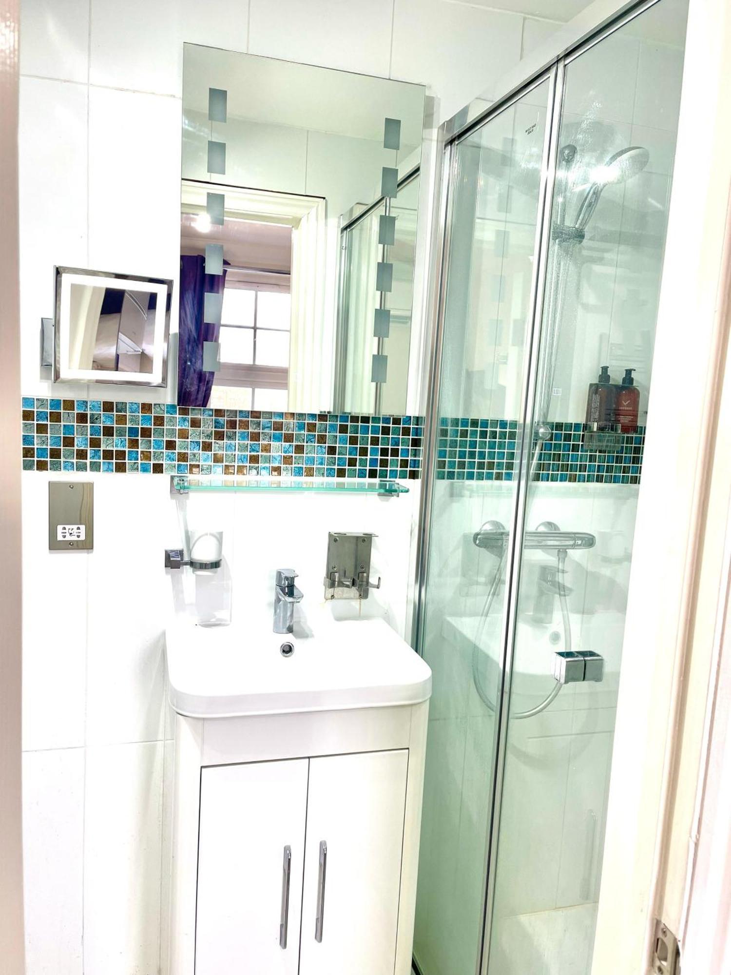 Crompton Guest House Hounslow Dış mekan fotoğraf